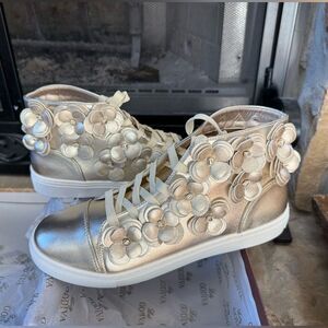 NIB Gold Lady Godiva Flower Sneakers SZ 10